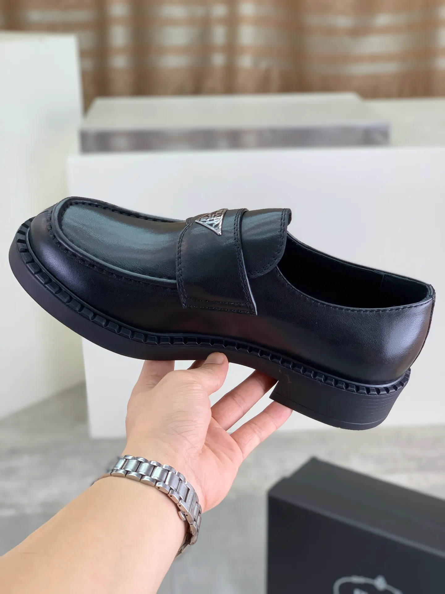 Factory price P800 💰Original quality, top version🔱 ＰＲＡＤＡPrada. Men's business casual leather shoes, top quality cow leather. 1:1 shipment ⬆️Luxurious and noble, all made of imported original first-layer fine suede cowhide, just to create a more comfortable wearing experience. Upper: original comfortable open-edge bead-rubbed calfskin ➕Top imported water-dyed full cow lining, original high-end lightweight and comfortable TPU combination bottom ✔️Code number: 39-44 (38 45 Can be customized)